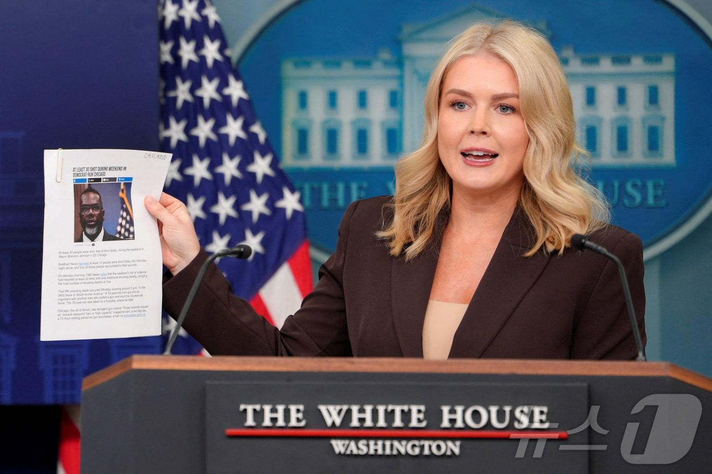 캐롤라인 레빗 백악관 대변인이 지난 6일&#40;현지시간&#41; 워싱턴DC 백악관에서 열린 브리핑에서 시카고의 범죄 심각성을 주장하며 관련 기사를 들어 보이고 있다. 2025.10.06. ⓒ 로이터=뉴스1 ⓒ News1 류정민 특파원