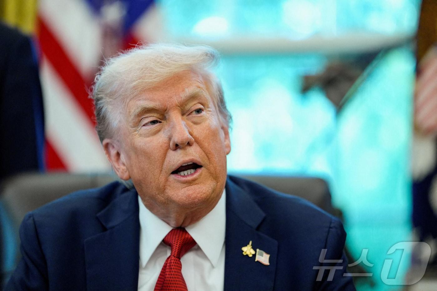 도널드 트럼프 미국 대통령이 6일&#40;현지시간&#41; 워싱턴DC 백악관 집무실에서 알래스카 앰블러 광산 지구 접근로 건설을 승인하는 행정명령에 서명한 뒤 발언하고 있다. 2025.10.06. ⓒ 로이터=뉴스1 ⓒ News1 류정민 특파원