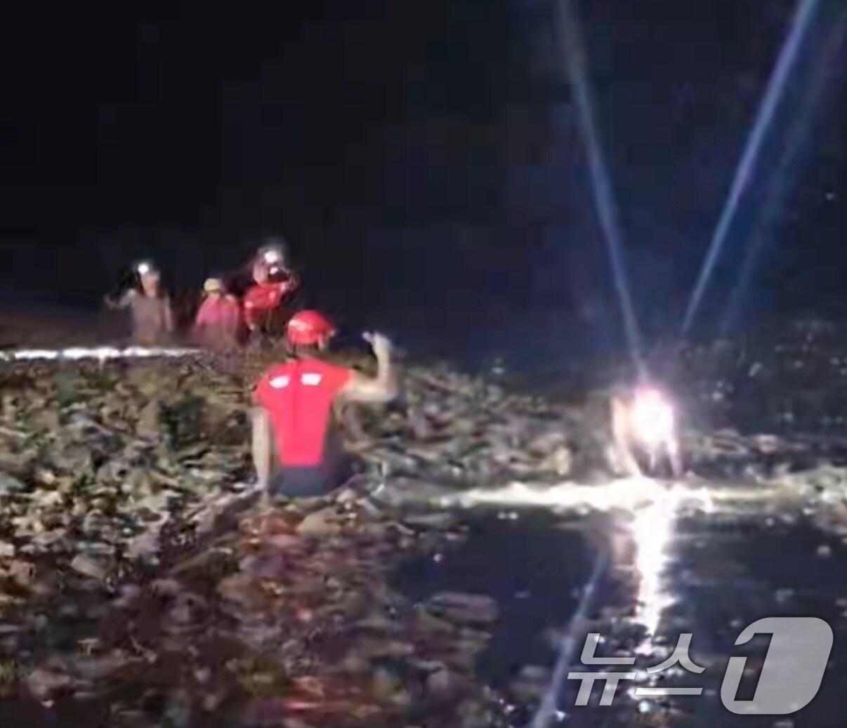 본문 이미지 - 추석 명절 당일이었던 지난 6일 오후 7시 13분쯤 전남 신안군 중도면의 한 갯벌에서 목포해경이 일가족을 구조하고 있다.(목포해경 제공. 재판매 및 DB금지) 2025.10.7/뉴스1