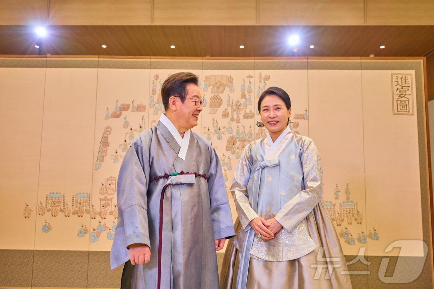 대통령실은 7일 이재명 대통령과 김혜경 여사가 영상 메시지를 통해 국민들에게 추석 명절 인사를 하고 있는 모습을 SNS를 통해 공개했다. &#40;이재명 대통령 SNS. 재판매 및 DB 금지&#41; 2025.10.7/뉴스1 ⓒ News1 이재명 기자