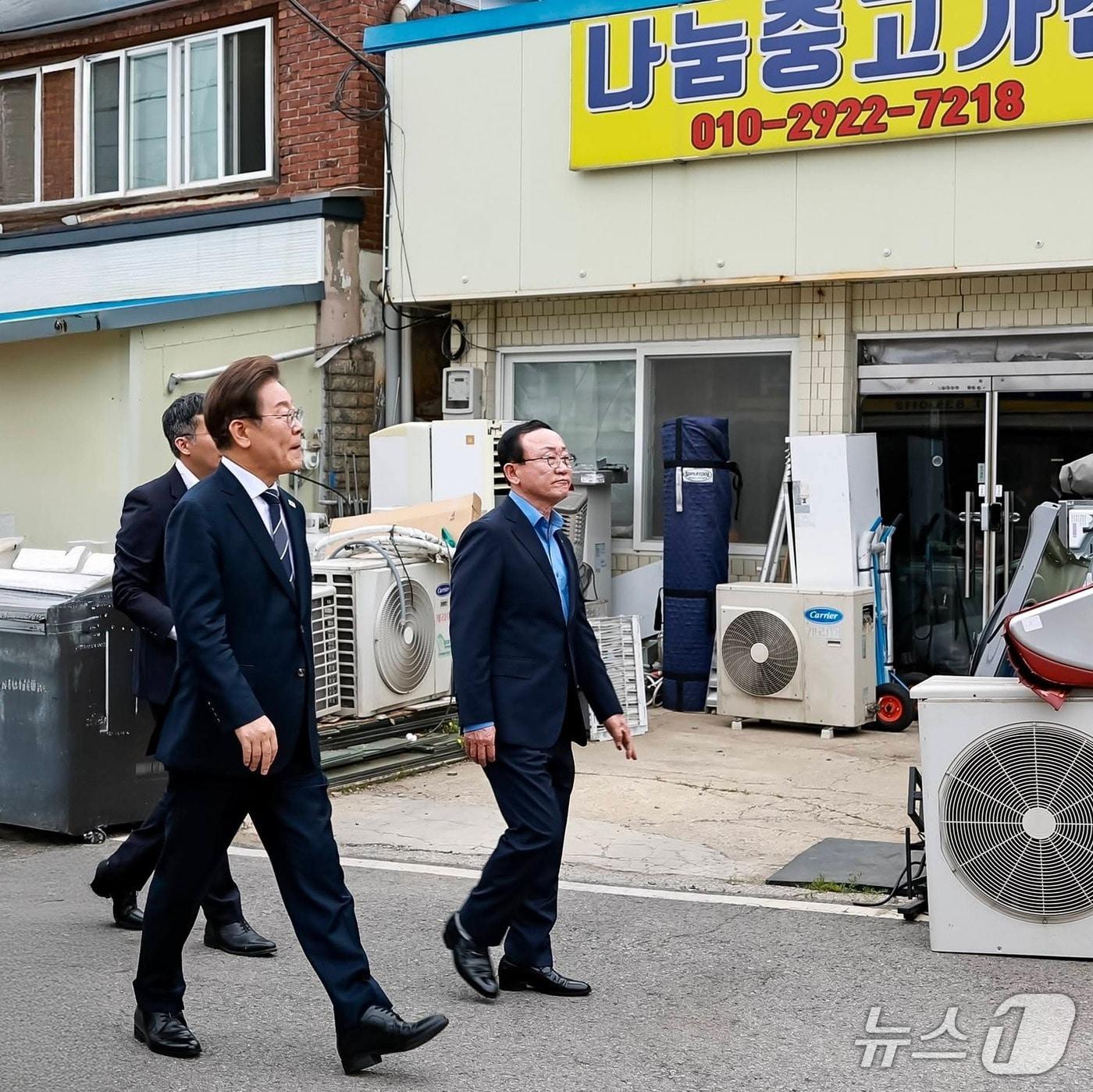 본문 이미지 - 지난 6월 13일 이재명 대통령이 농촌기본소득 점검을 위해 연천군 청산면 궁평리 마을을 방문해 김덕현 군수와 현장을 둘러보고 있다. &#40;연천군 제공, 재판매 및 DB금지&#41;