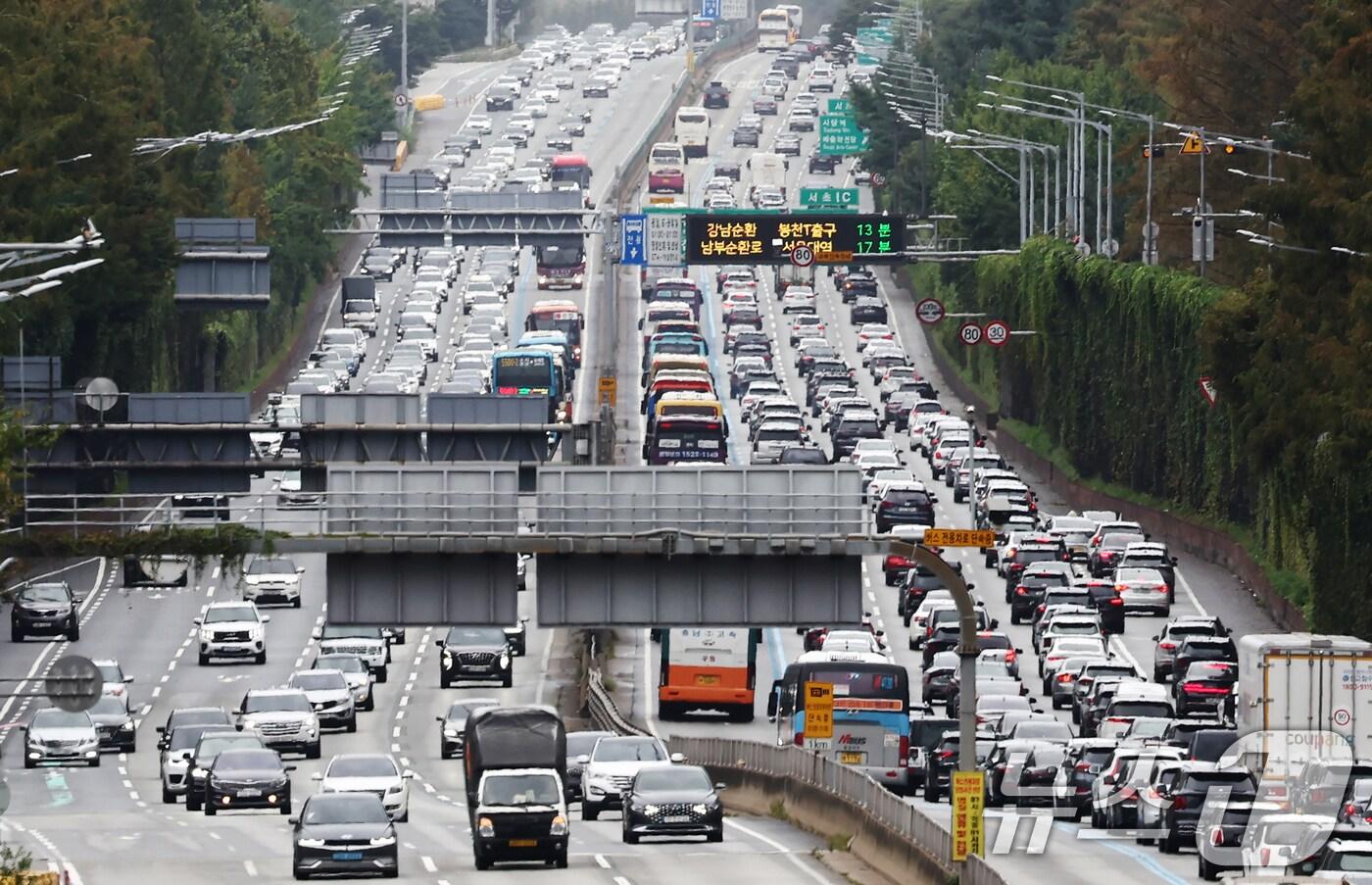 추석 다음 날인 7일 서울 서초구 잠원IC 인근 경부고속도로 상행선&#40;왼쪽&#41;·하행선 방향 차량들이 서행하고 있다. 한국도로공사는 귀성 방향 정체가 낮 12시~오후 1시, 귀경 방향은 오후 5시~6시 사이에 절정을 이룰 것으로 내다봤다. 귀성 정체는 이날 밤 9~10시, 귀경 정체는 다음날 새벽 2~3시경에 해소될 것으로 전망했다. 2025.10.7/뉴스1 ⓒ News1 김민지 기자