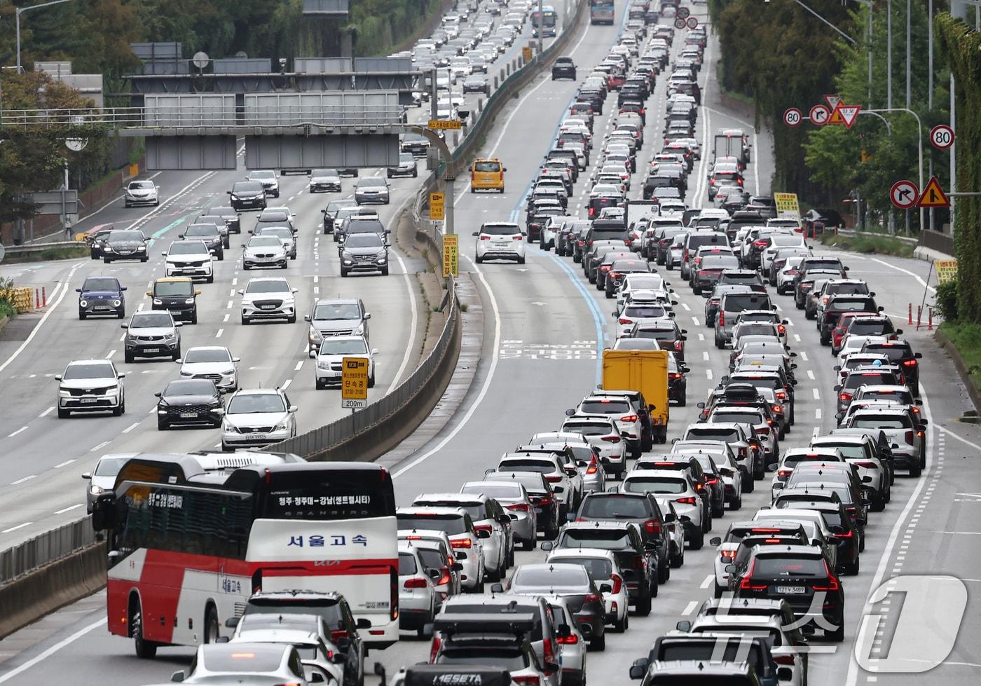 서울 서초구 잠원IC 인근 경부고속도로 상행선&#40;왼쪽&#41;·하행선 방향 차량들이 서행하고 있다. &#40;자료사진&#41; /뉴스1 ⓒ News1 김민지 기자
