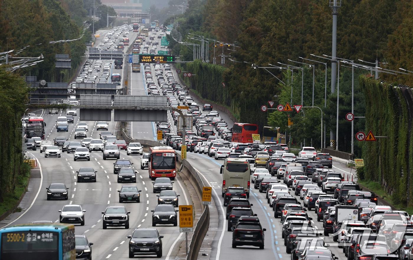 추석 다음 날인 7일 서울 서초구 잠원IC 인근 경부고속도로 상행선&#40;왼쪽&#41;·하행선 방향 차량들이 서행하고 있다. 한국도로공사는 귀성 방향 정체가 낮 12시~오후 1시, 귀경 방향은 오후 5시~6시 사이에 절정을 이룰 것으로 내다봤다. 귀성 정체는 이날 밤 9~10시, 귀경 정체는 다음날 새벽 2~3시경에 해소될 것으로 전망했다. 2025.10.7/뉴스1 ⓒ News1 김민지 기자