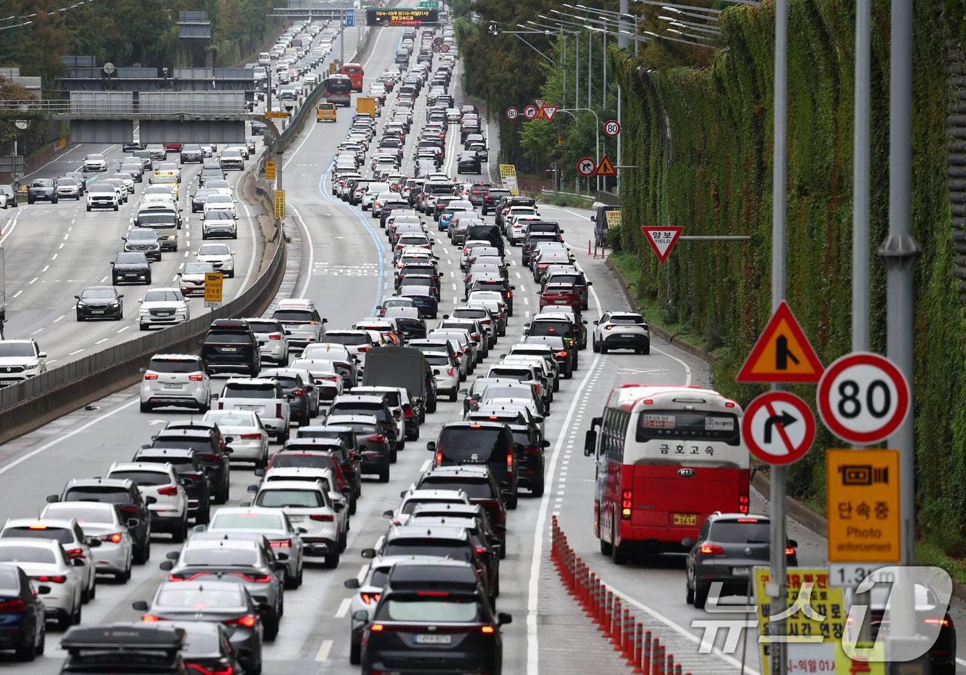 추석 다음 날인 7일 서울 서초구 잠원IC 인근 경부고속도로 상행선&#40;왼쪽&#41;·하행선 방향 차량들이 서행하고 있다. 한국도로공사는 귀성 방향 정체가 낮 12시~오후 1시, 귀경 방향은 오후 5시~6시 사이에 절정을 이룰 것으로 내다봤다. 귀성 정체는 이날 밤 9~10시, 귀경 정체는 다음날 새벽 2~3시경에 해소될 것으로 전망했다. 2025.10.7/뉴스1 ⓒ News1 김민지 기자