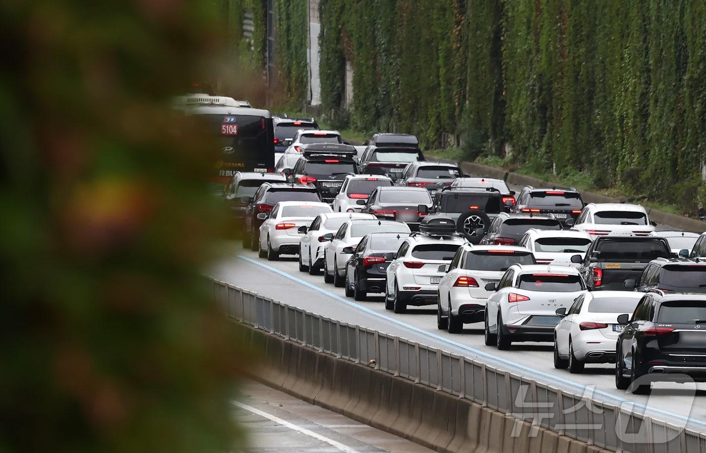 귀성길에 오른 차량이 정체된 모습.&#40;뉴스1DB&#41;/뉴스1
