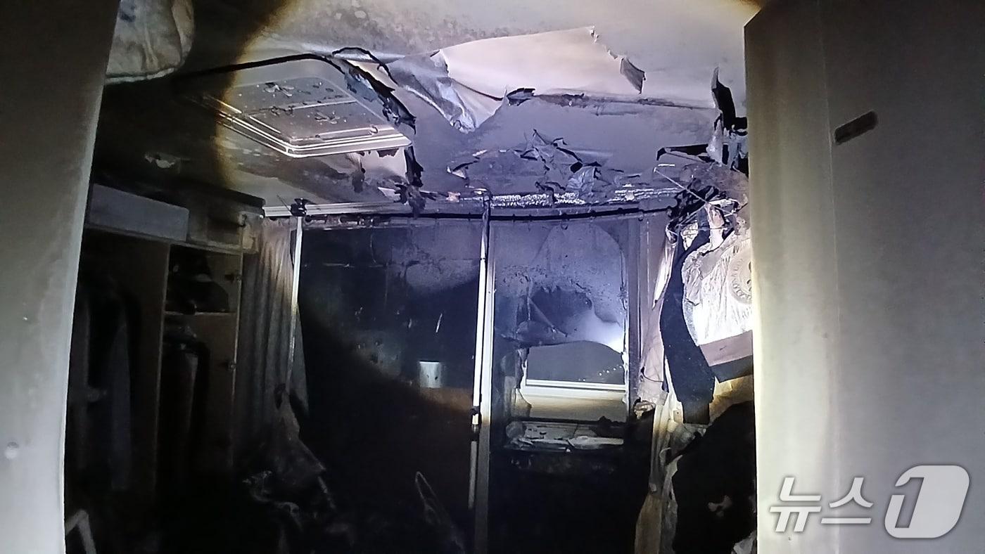 7일 오전 3시 16분쯤 부산 사하구 하단동의 한 25층짜리 아파트 24층에서 불이 났다. 사진은 화재 현장모습&#40;부산소방재난본부 제공. 재판매 및 DB금지&#41;