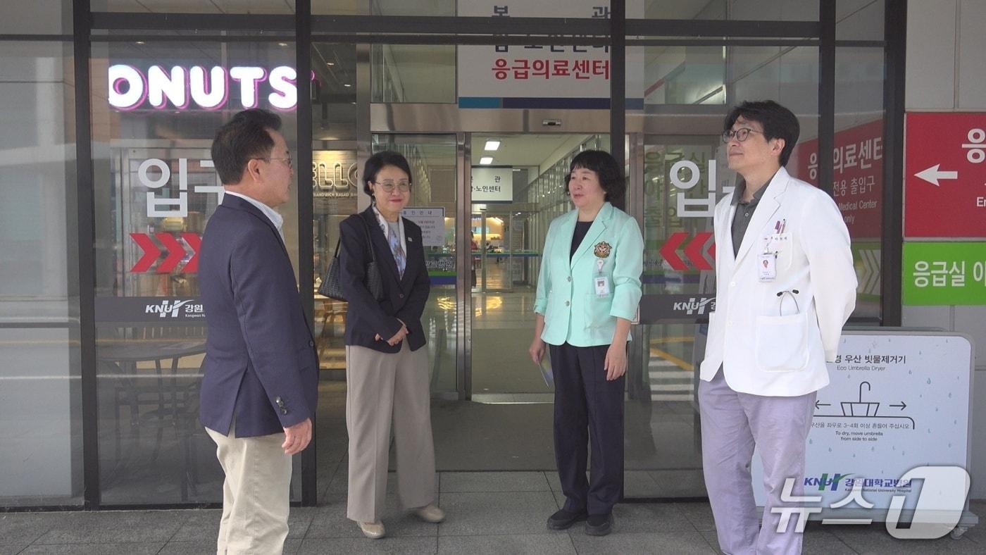 육동한 춘천시장이 7일 강원대병원을 찾아 의료진들을 격려하고 있다.&#40;춘천시 제공, 재판매 및 DB금지&#41;