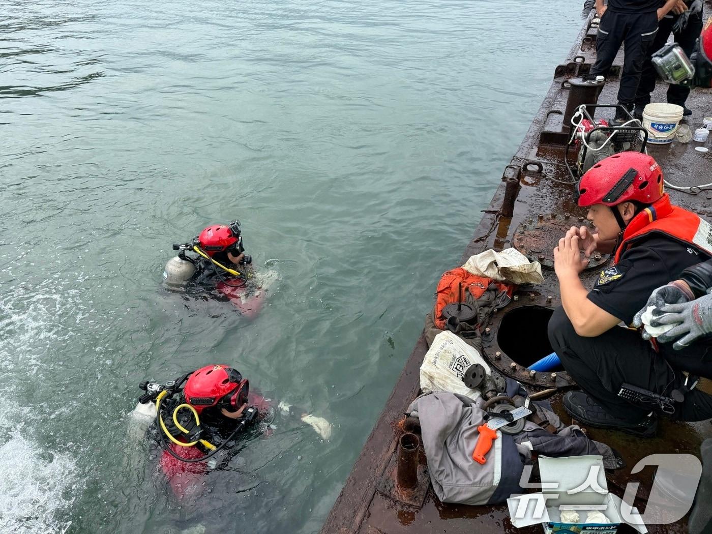 본문 이미지 - 여수해경이 7일 오전 8시 11분쯤 전남 여수시 묘도대교 인근 해상에서 구조작업을 벌이고 있다.&#40;여수해경 제공. 재판매 및 DB금지&#41; 2025.10.7/뉴스1 ⓒ News1 
