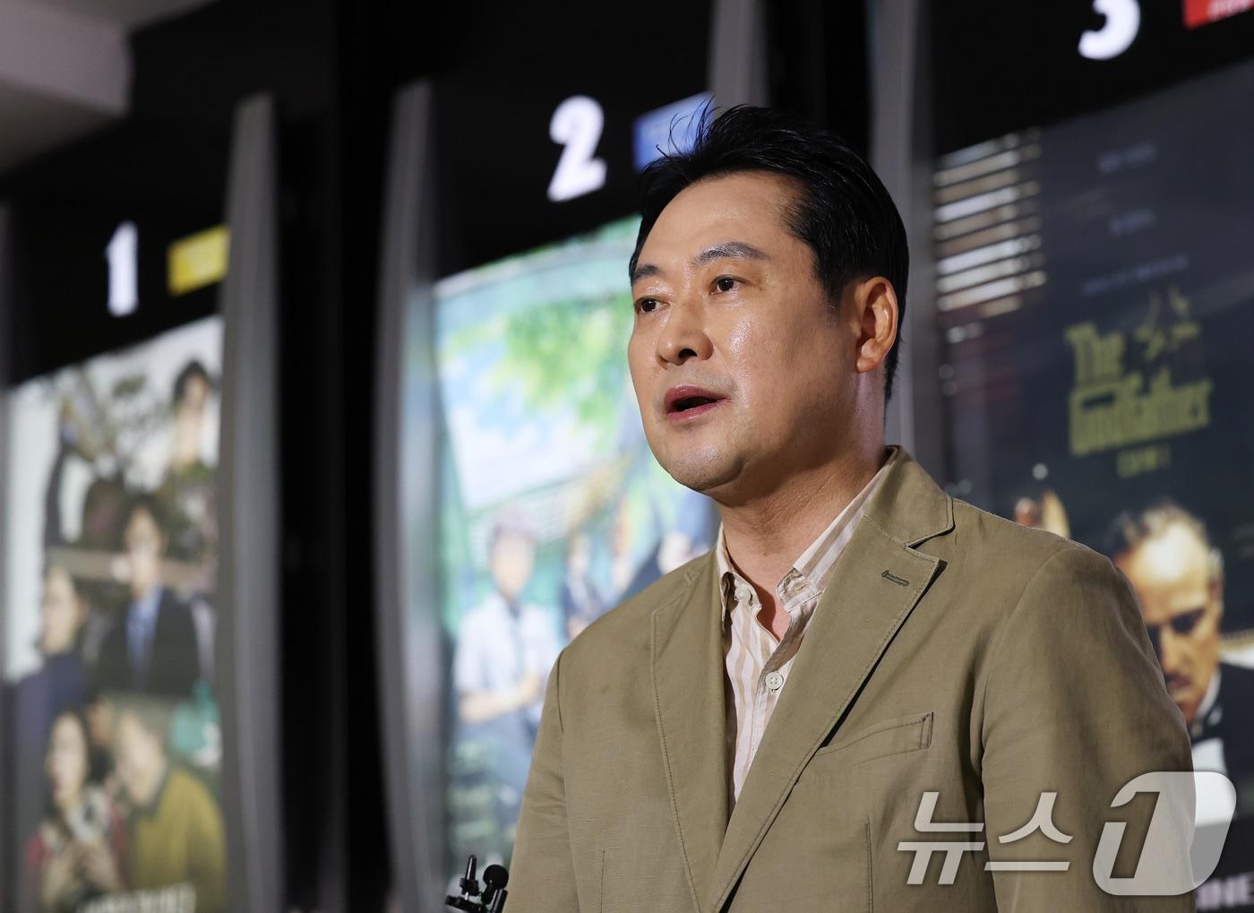 본문 이미지 - 장동혁 국민의힘 대표가 7일 오후 서울 영등포구 롯데시네마 영등포점에서 영화 &#39;건국전쟁2&#39; 관람을 앞두고 취재진의 질문에 답하고 있다. 2025.10.7/뉴스1 ⓒ News1 오대일 기자