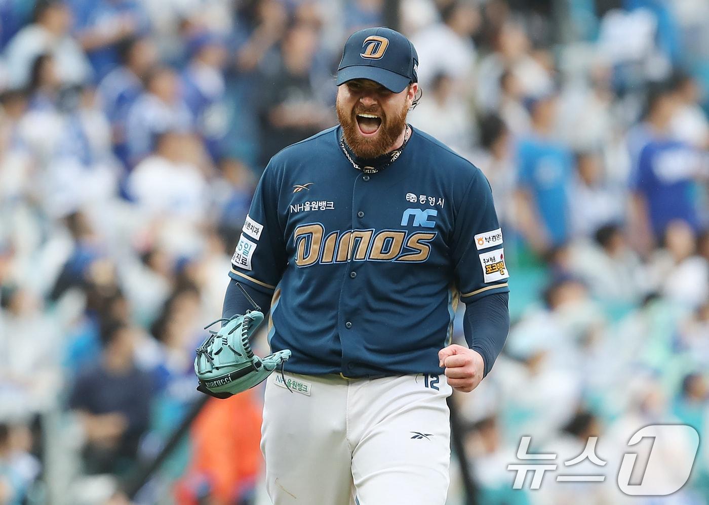 7일 오후 대구 삼성라이온즈파크에서 열린 프로야구 2025 신한 SOL뱅크 KBO 와일드카드 결정전 2차전, 삼성 라이온즈와 NC 다이노스의 경기, 4회말 삼성 공격을 삼자범퇴로 막아낸 NC 선발투수 로건이 포효하고 있다. 2025.10.7/뉴스1 ⓒ News1 공정식 기자