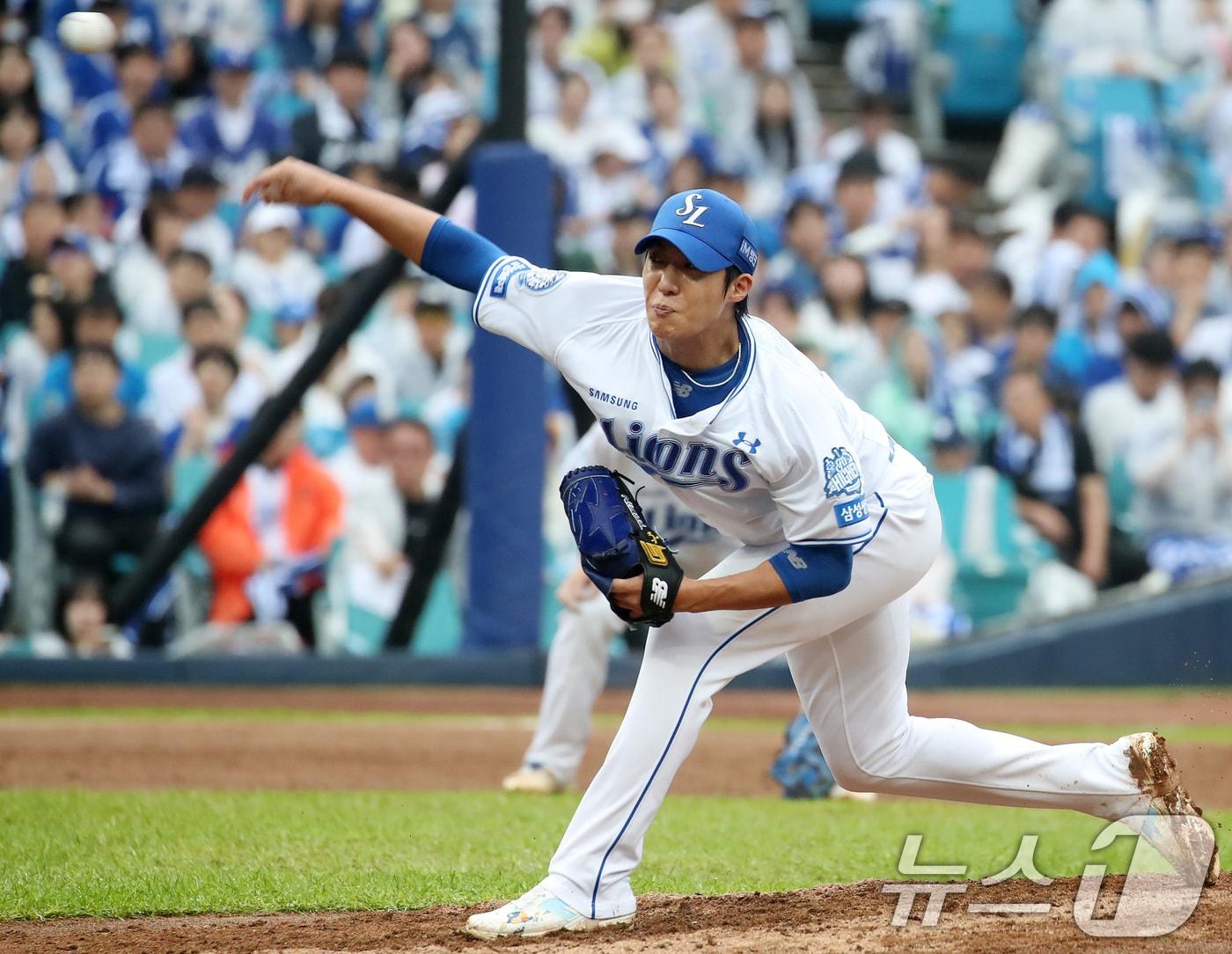 본문 이미지 - 7일 오후 대구 삼성라이온즈파크에서 열린 프로야구 2025 신한 SOL뱅크 KBO 와일드카드 결정전 2차전, 삼성 라이온즈와 NC 다이노스의 경기, 삼성 선발투수 원태인이 5회까지 무실점 호투하고 있다. 2025.10.7/뉴스1 ⓒ News1 공정식 기자
