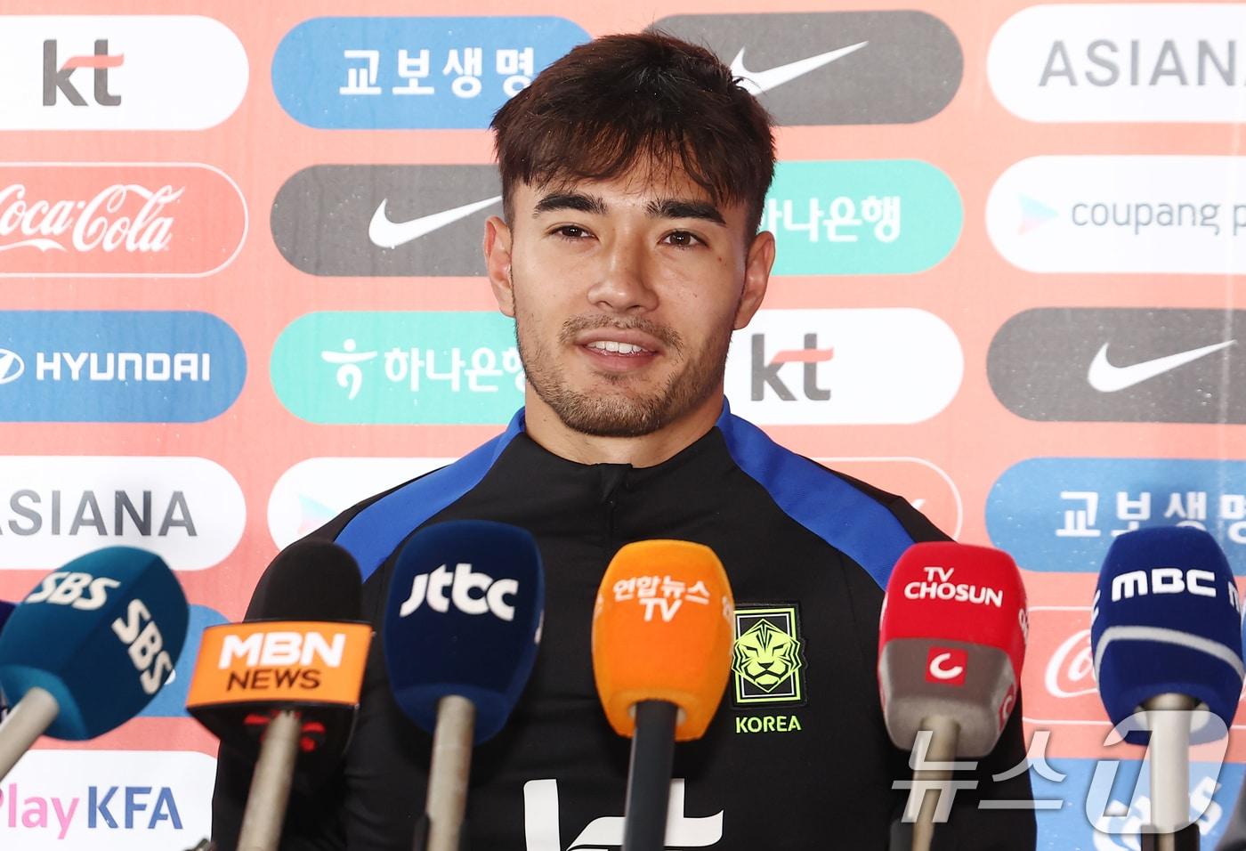 한국 축구국가대표팀 옌스 카스트로프가 7일 오후 경기도 고양시 일산서구 고양종합운동장 보조구장에서 브라질과의 평가전을 앞두고 열린 훈련 및 팬 오픈 트레이닝 행사에 앞서 취재진 질의에 답변하고 있다. 2025.10.7/뉴스1 ⓒ News1 김민지 기자