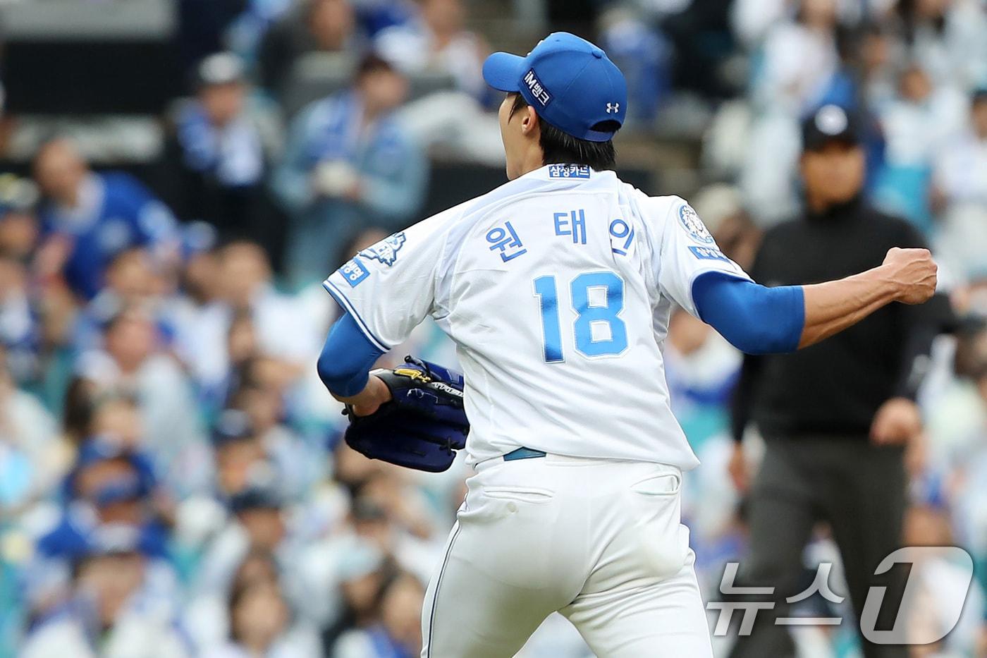 7일 오후 대구 삼성라이온즈파크에서 열린 프로야구 2025 신한 SOL뱅크 KBO 와일드카드 결정전 2차전, 삼성 라이온즈와 NC 다이노스의 경기, 6회초 실점 위기를 넘긴 삼성 선발투수 원태인이 포효하고 있다. 2025.10.7/뉴스1 ⓒ News1 공정식 기자