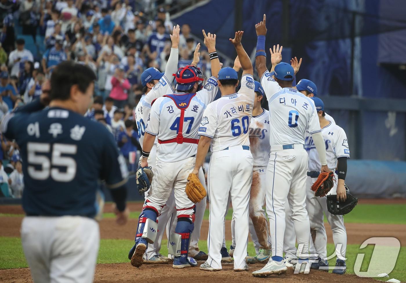 7일 오후 대구 삼성라이온즈파크에서 열린 프로야구 2025 신한 SOL뱅크 KBO 와일드카드 결정전 2차전, 삼성 라이온즈와 NC 다이노스의 경기에서 3대 0 승리를 거두며 준플레이오프 진출을 확정지은 삼성 선수들이 기쁨을 나누고 있다. 2025.10.7/뉴스1 ⓒ News1 공정식 기자