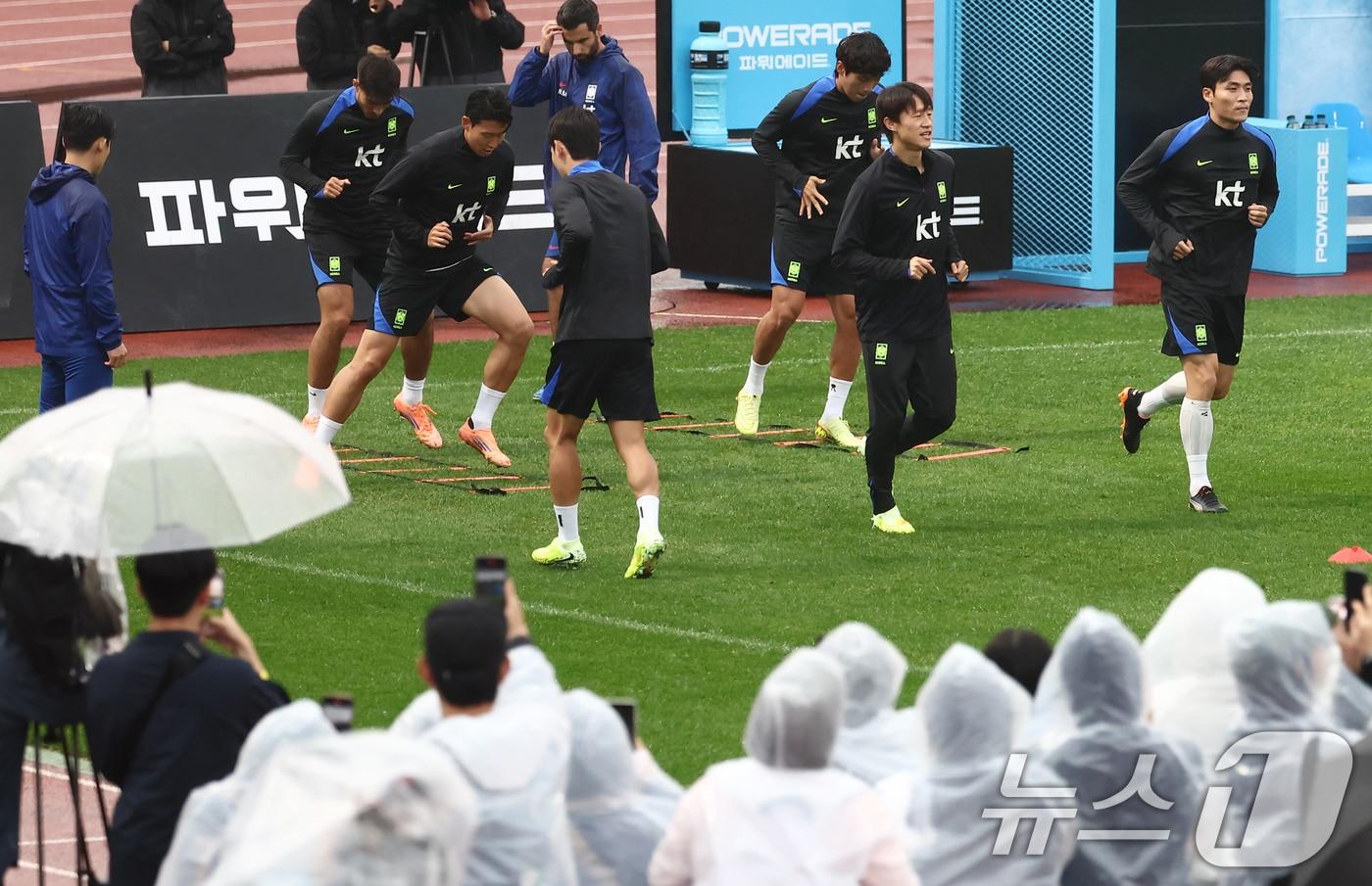 손흥민, 옌스 카스트로프 등 한국 축구 국가대표팀이 7일 오후 경기도 고양시 일산서구 고양종합운동장 보조구장에서 열린 팬 오픈 트레이닝 행사에서 몸을 풀고 있다. 한국 축구대표팀은 오는 10일 오후 8시 서울월드컵경기장에서 브라질과 평가전을 치른 뒤 14일 파라과이와 맞붙는다. 2025.10.7/뉴스1 ⓒ News1 김민지 기자
