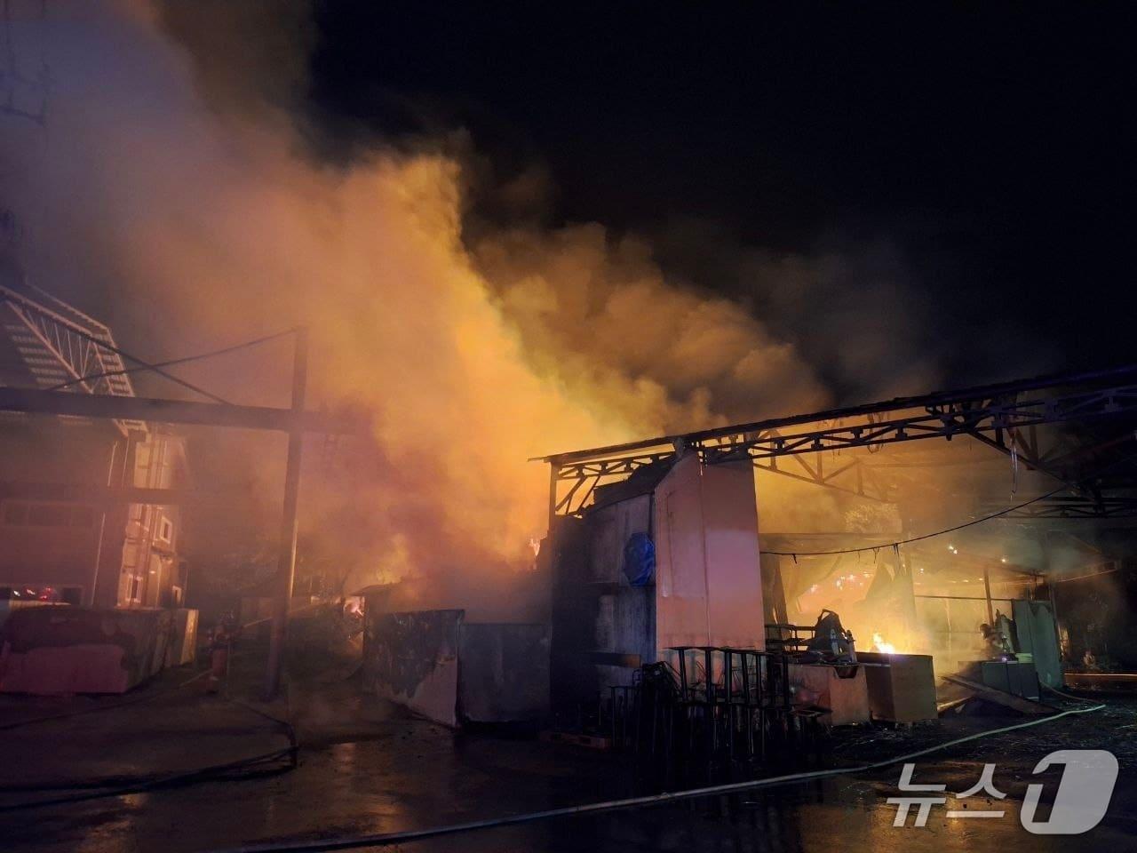 본문 이미지 - 화재 현장. &#40;경기도소방재난본부 제공. 재판매 및 DB 금지&#41; 2025.10.7/뉴스1
