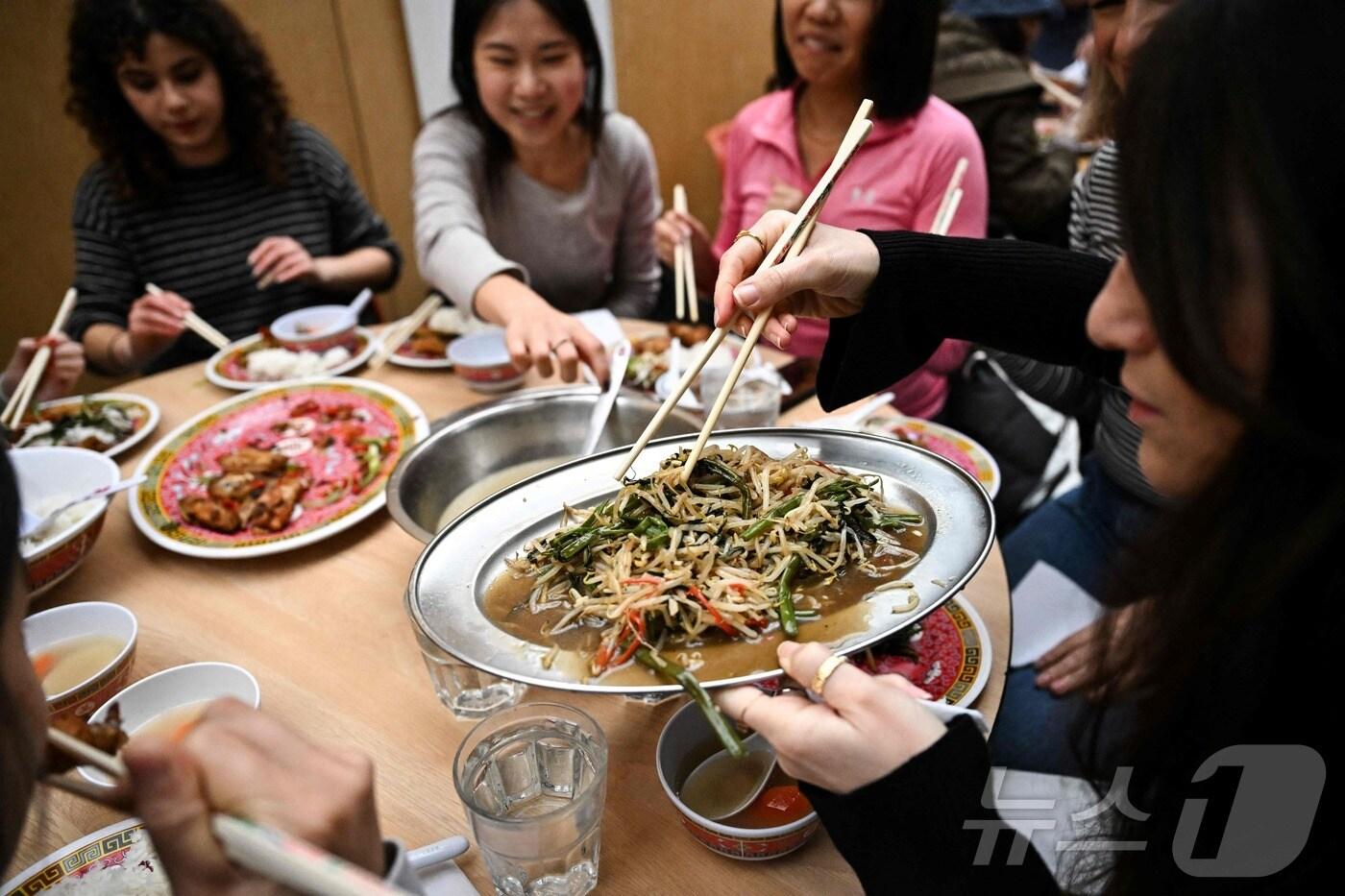 영국 런던 동부의 동남아시아센터(ESEA)에서 다양한 음식을 맛보고 있는 방문객들. 2025.01.31 ⓒ AFP=뉴스1 ⓒ News1 이지예 객원기자