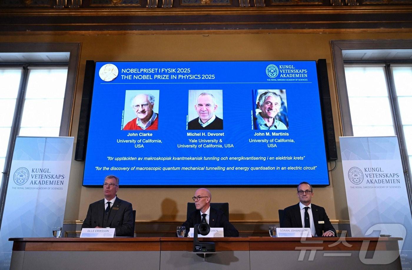 스웨덴 왕립과학원 노벨위원회가 7일 노벨 물리학상 수상자를 발표하고 있다. 화면 속 왼쪽부터 존 클라크&#40;83&#41; UC버클리 교수, 미셸 데보럿&#40;72&#41; 예일대 및 UC 샌타바버라 교수, 존 마티니스&#40;67&#41; UC 샌타바버라 교수., ⓒ AFP=뉴스1
