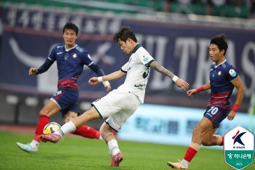 본문 이미지 - 김포의 박동진&#40;가운데&#41;&#40;한국프로축구연맹 제공&#41; 