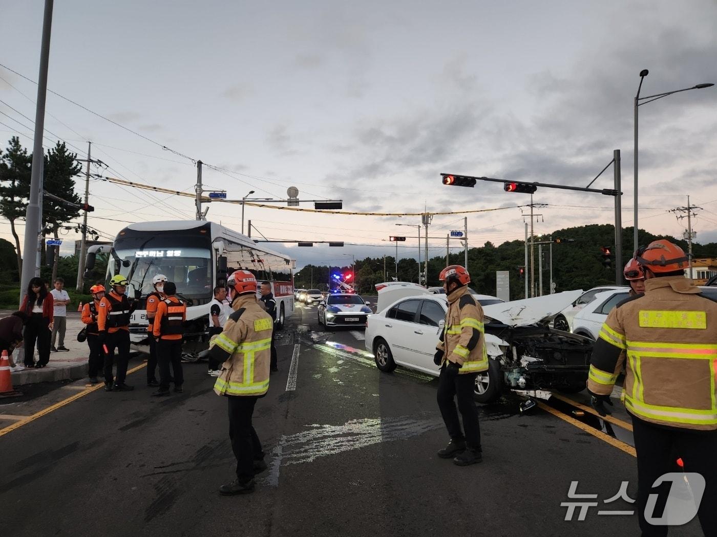 본문 이미지 - 7일 오후 6시2분쯤 제주 서귀포시 성산읍 신양교차로에서 발생한 교통사고 현장.&#40;제주특별자치도 소방안전본부 제공, 재판매 및 DB 금지&#41;