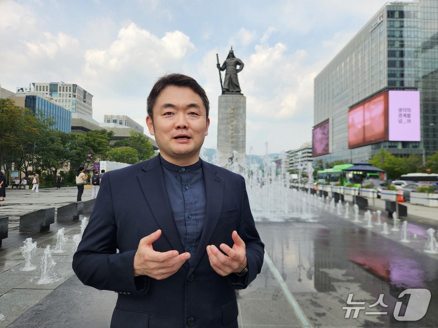 본문 이미지 - 유지훈 한국국방연구원&#40;KIDA&#41; 연구위원이 지난 2일 서울 광화문광장에서 미국의 국방정책에 대해 설명하고 있다. / 뉴스1 ⓒ News1