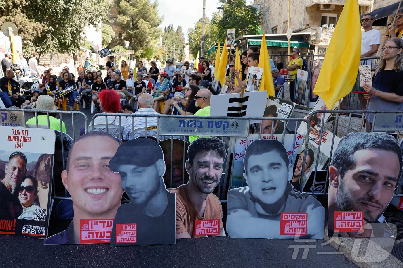 이스라엘 예루살렘에서 가자지구 전쟁 2년을 맞아 인질들의 가족들과 그 지지자들이 베냐민 네타냐후 이스라엘 총리 관저 앞에서 추모 행사 겸 시위를 벌이고 있다. 2025.10.7 ⓒ 로이터=뉴스1 ⓒ News1 강민경 기자