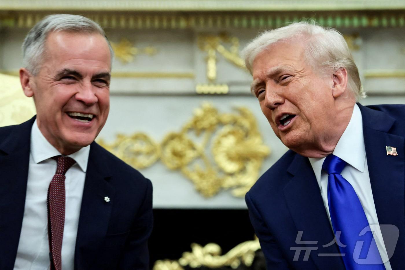 도널드 트럼프 미국 대통령&#40;사진 우측&#41;과 마크 카니 캐나다 총리가 지난 10월 7일&#40;현지시간&#41; 워싱턴DC 백악관에서 회담하고 있다. 카니 총리는 지난 5월에도 백악관에서 트럼프와 회담했다. 2025.10.07. ⓒ 로이터=뉴스1 ⓒ News1 류정민 특파원