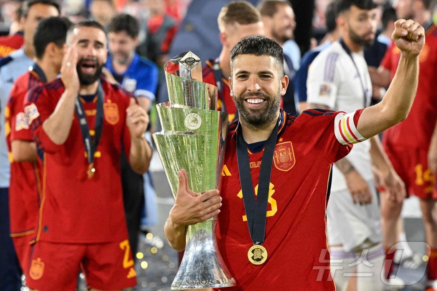 스페인 국가대표로 2022-23 UEFA 네이션스리그 우승 트로피를 들었던 조르디 알바. ⓒ AFP=뉴스1
