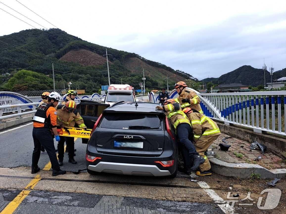 본문 이미지 - 강원 홍천 화촌면 군업리 군업천 다리 교통사고 현장.&#40;강원도소방본부 제공, 재판매 및 DB금지&#41;
