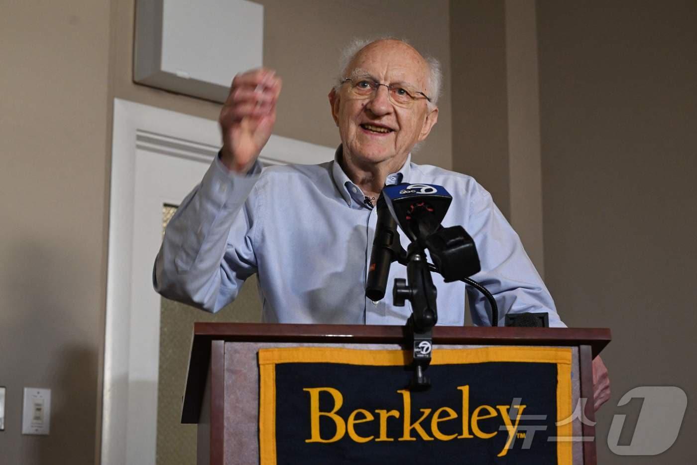 올해 노벨 물리학상 수상자인 존 클라크(83) UC버클리 교수는 7일(현지시간) 캠퍼스에서 열린 기자회견에서 연설을 하고 있다. 2025.10.7 ⓒ AFP=뉴스1 ⓒ News1 김경민 기자