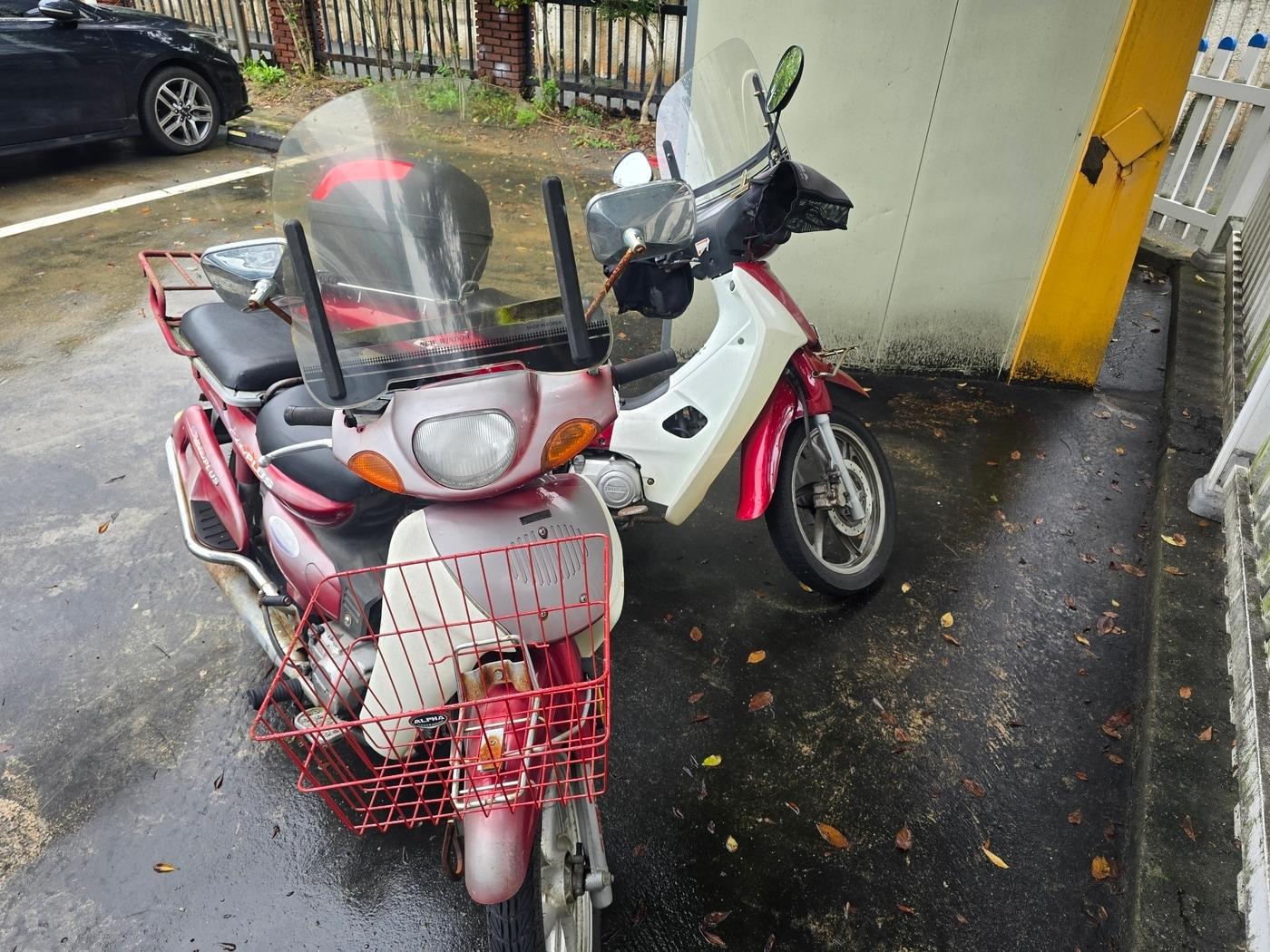 본문 이미지 - 10대들이 버리고 간 오토바이.(대전경찰청 제공. 재판매 및 DB금지)/뉴스1