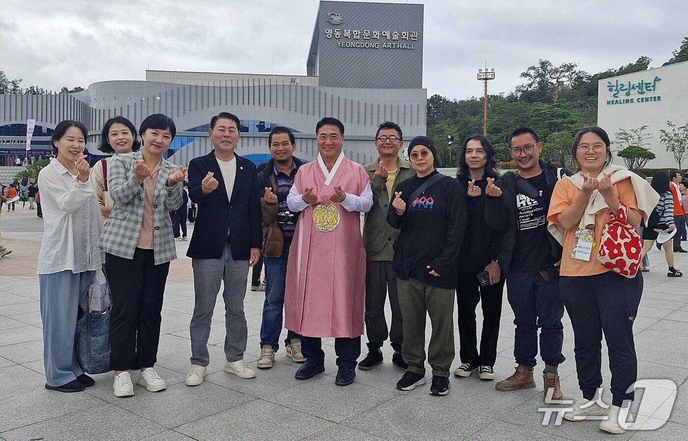 태국의 저명 화가단이 지난 7일 영동세계국악엑스포를 찾아 정영철 영동군수 등과 함께 기념촬영을 하고 있다.(영동군 제공, 재판매 및 DB금지)/뉴스1