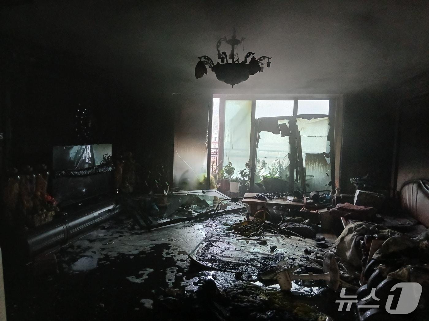 본문 이미지 - 8일 오전 5시 14분쯤 충북 청주시 청원구 내덕동 한 4층짜리 다가구주택 4층에서 불이 나 1명이 숨지고 1명이 다쳤다.(청주동부소방서 제공. 재판매 및 DB금지)/뉴스1