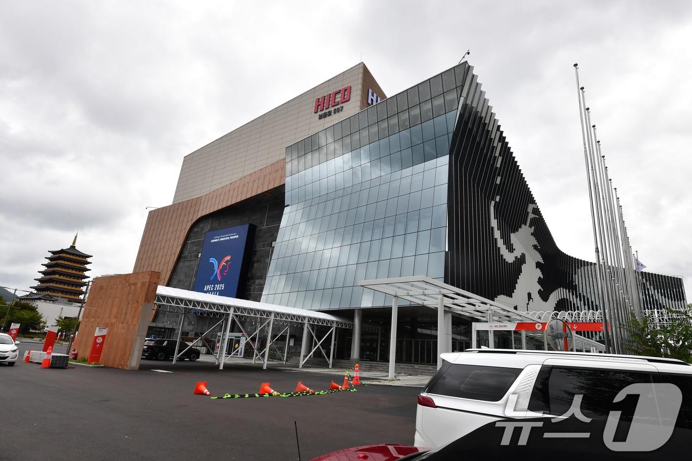 APEC 2025 정상회의를 22일 앞둔 8일 정상회의장인 경북 경주시 화백컨벤센션터와 국제미디어센터가 내외부 마무리 공사를 마친 후 모습을 드러냈다. APEC 준비지원단은 정상회의장과 미디어센터 내부 실내 인테리어 등에 대한 점검을 하고 있는 것으로 전해졌다. 2025.10.8/뉴스1 ⓒ News1 최창호 기자