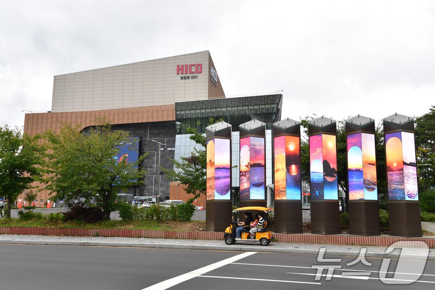 APEC 2025 정상회의를 22일 앞둔 8일 정상회의장인 경북 경주시 화백컨벤센션터와 국제미디어센터가 내외부 마무리 공사를 마친 후 모습을 드러냈다. APEC 준비지원단은 정상회의장과 미디어센터 내부 실내 인테리어 등에 대한 점검을 하고 있는 것으로 전해졌다. 2025.10.8/뉴스1 ⓒ News1 최창호 기자