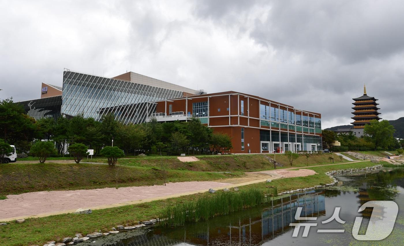 본문 이미지 - 경북 경주시가 '2025 APEC 정상회의 국제미디어센터'를 일반건축물로 전환해 전시장 등으로 활용할 계획이다. (경주시 제공, 재판매 및 DB금지) 2026.2.2/뉴스1