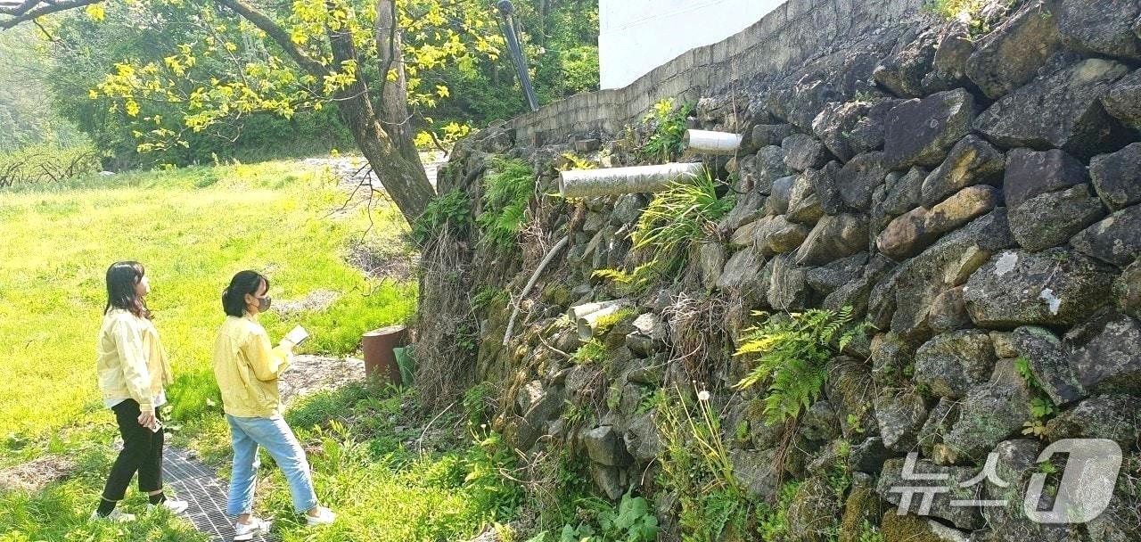 본문 이미지 - 2023년 4월 30일  리히터 규모 3.1 지진 발생 후  충북 옥천군 관계자들이 진앙지인 청성면 일원에서 피해 조사를 하고 있다. /뉴스1