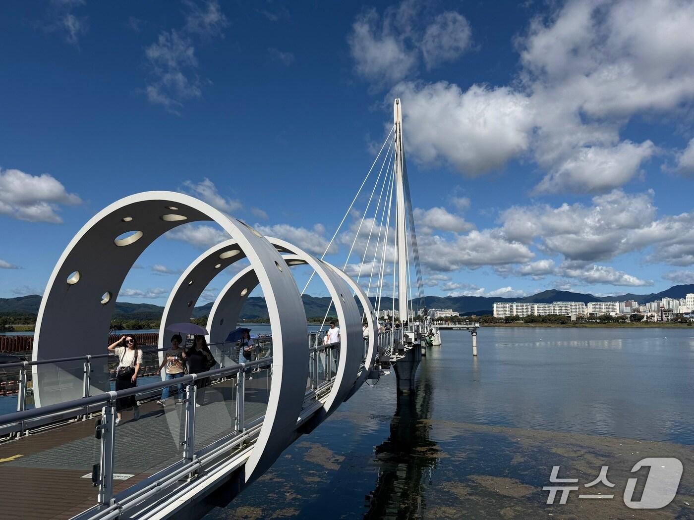 본문 이미지 - 추석 연휴 엿새째인 8일 관광객들이 춘천 소양강스카이워크를 걸으며 추억을 남기고 있다.2025.10.8 한귀섭 기자