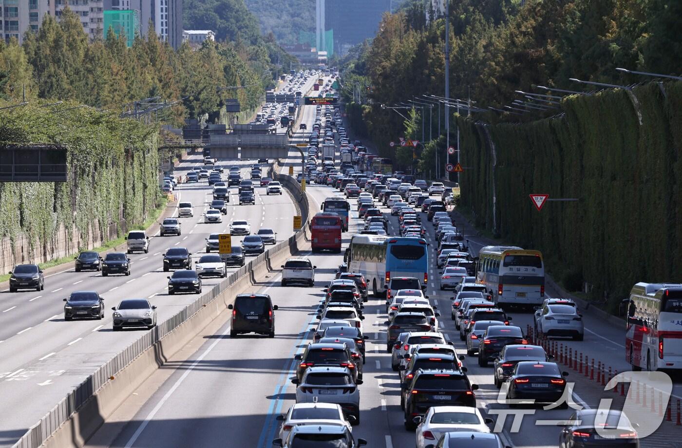 추석연휴 엿새째인 8일 오후 서울 서초구 잠원IC 인근 경부고속도로에서 하행선&#40;오른쪽&#41; 차량들이 서행하고 있다. 2025.10.8/뉴스1 ⓒ News1 구윤성 기자