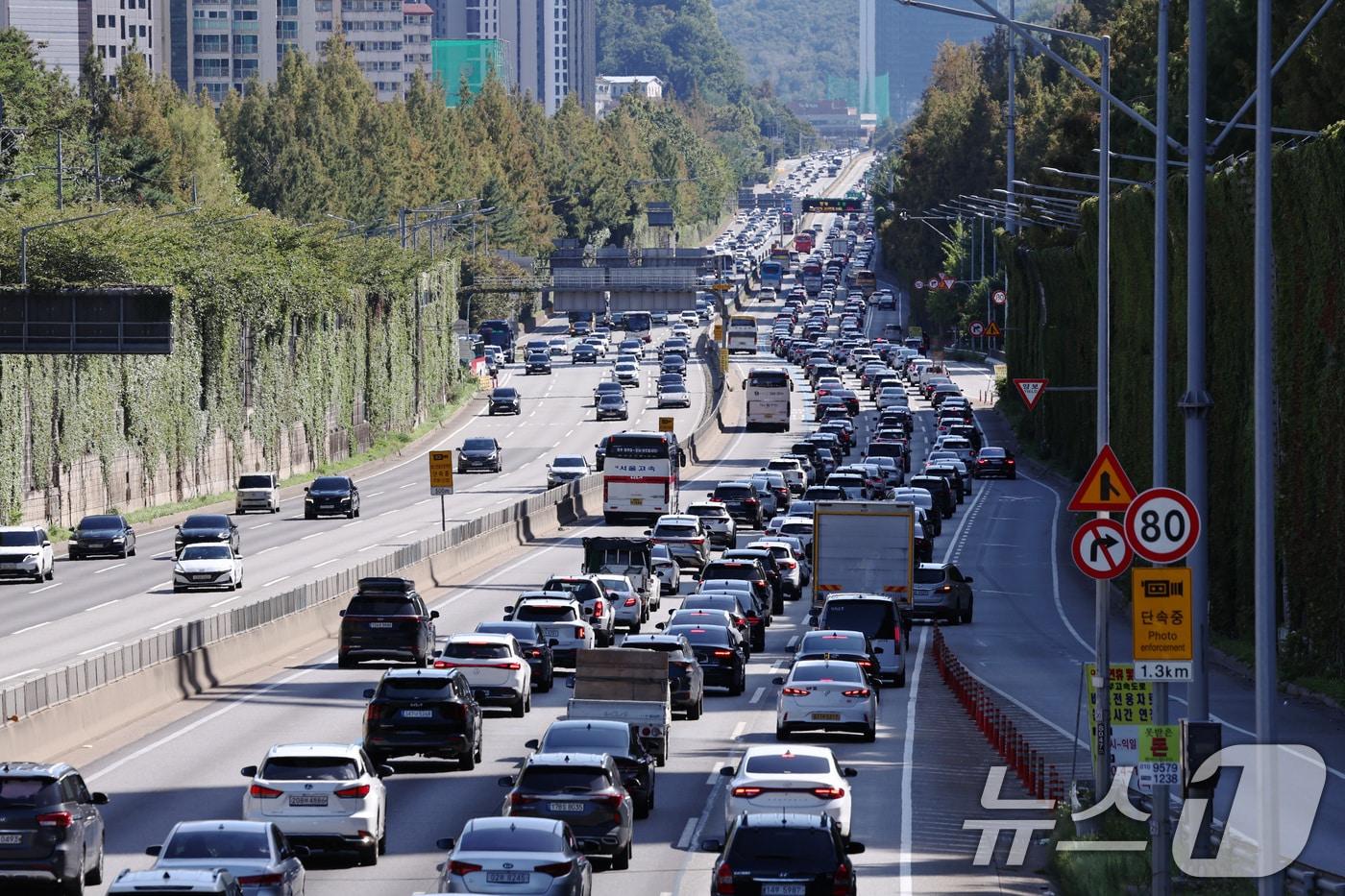 추석연휴 엿새째인 8일 오후 서울 서초구 잠원IC 인근 경부고속도로에서 하행선&#40;오른쪽&#41; 차량들이 서행하고 있다.  2025.10.8/뉴스1 ⓒ News1 구윤성 기자