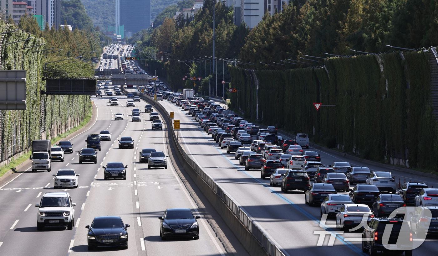 본문 이미지 - 서울 서초구 잠원IC 인근 경부고속도로에서 하행선(오른쪽) 차량들이 서행하고 있다.ⓒ 뉴스1 구윤성 기자