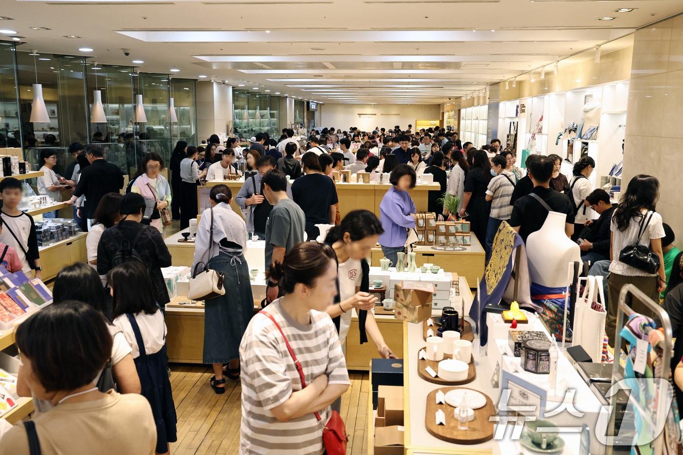 서울 용산구 국립중앙박물관 공식 굿즈 매장 &#39;뮷즈샵&#39;을 찾은 관람객들/뉴스1 ⓒ News1 구윤성 기자