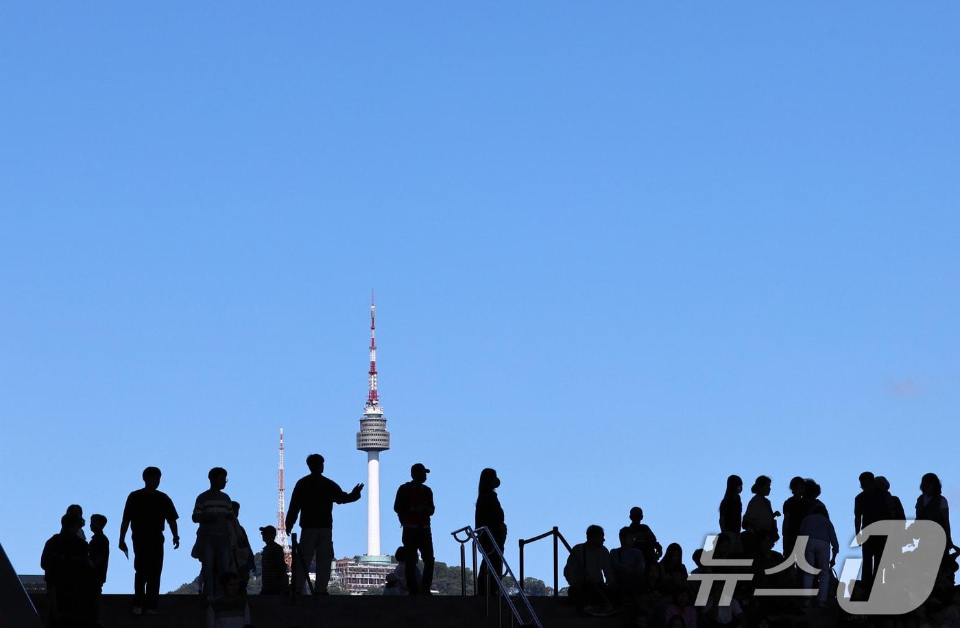 추석연휴 엿새째인 8일 서울 용산구 국립중앙박물관을 찾은 시민들이 맑게 갠 하늘을 바라보고 있다. 2025.10.8/뉴스1 ⓒ News1 구윤성 기자