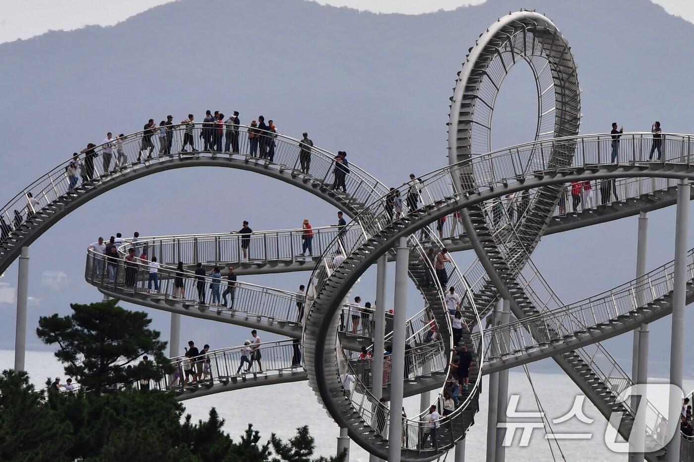 추석 연휴 대체공휴일인 8일 경북 포항시 북구 환여동 스페이스워크에서 관광객들이 연휴를 즐기고 있다. 2025.10.8/뉴스1 ⓒ News1 최창호 기자