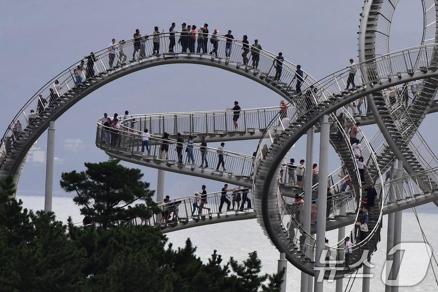 추석 연휴 대체공휴일인 지난 8일 경북 포항시 북구 환여동 스페이스워크에서 관광객들이 연휴를 즐기고 있다. 2025.10.8/뉴스1 ⓒ News1 최창호 기자