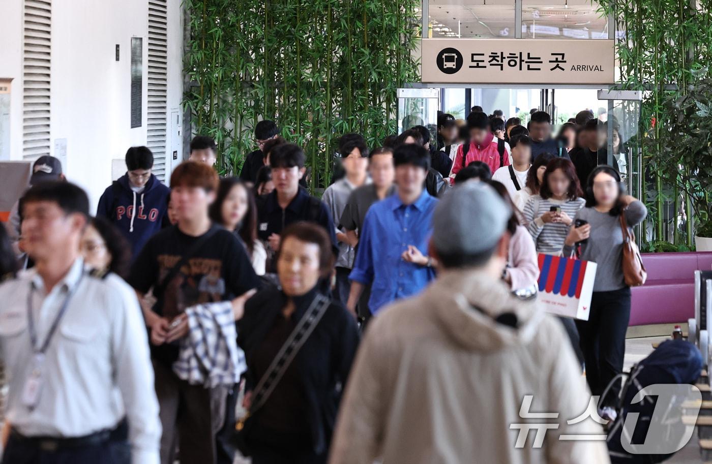 추석연휴 엿새째인 8일 오후 서울 서초구 강남고속버스터미널에서 귀경객들이 버스에서 내려 이동하고 있다. 2025.10.8/뉴스1 ⓒ News1 구윤성 기자