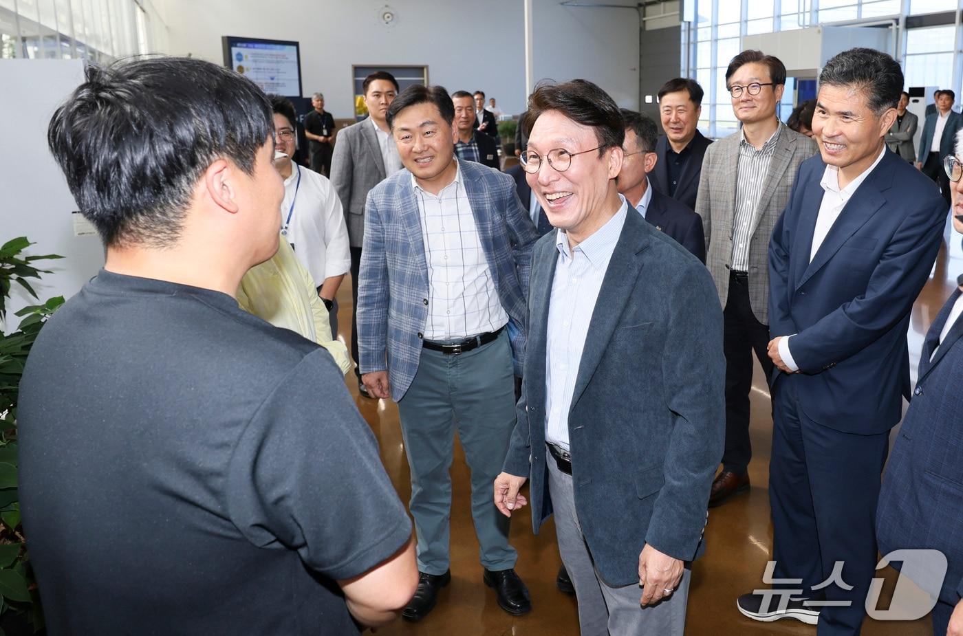 8일 전북 김제 스마트팜 혁신밸리를 방문한 김민석 국무총리가 청년 농업 창업인들과 반갑게 인사를 나누고 있다.&#40;전북도 제공. 재판매 및  DB금지&#41;/뉴스1 