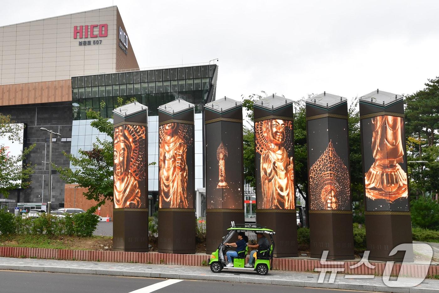 APEC 정상회의를 앞둔 지난 8일 정상회의장인 경북 경주시 화백컨벤센센터와 국제미디어센터가 내외부 마무리 공사를 마친 후 미디어 아트시설에서 한국의 전통을 알리는 영상이 송출되고 있다. 2025.10.8/뉴스1 ⓒ News1 최창호 기자