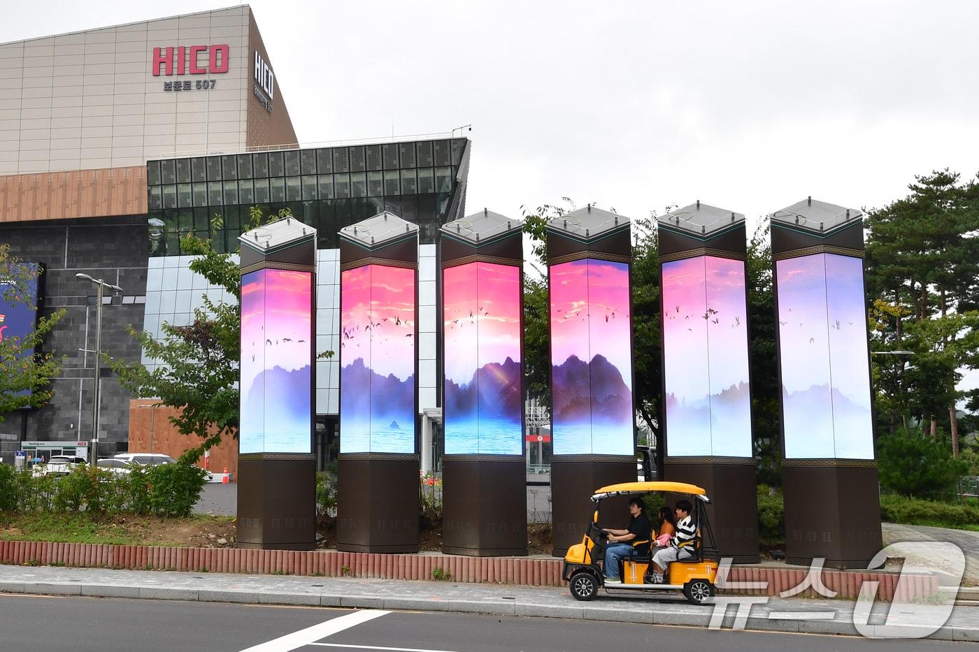 APEC 2025 정상회의장인 경북 경주시 화백컨벤센션터와 국제미디어센터가 내외부 마무리 공사를 마친 후 미디어 아트시설에서 문무대왕릉을 알리는 영상이 송출되고 있다. 2025.10.8/뉴스1 ⓒ News1 최창호 기자